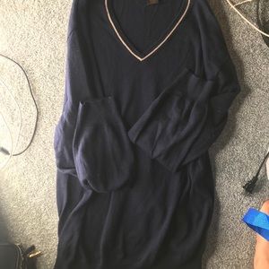Men’s navy V-neck sweater w/ stripe around collar